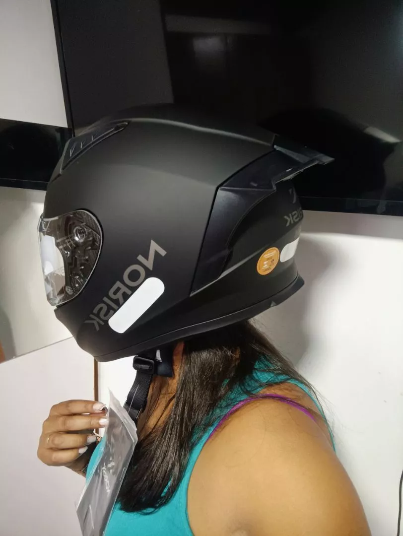 Cliente usando o capacete Norisk Razor preto fosco com spoiler traseiro
