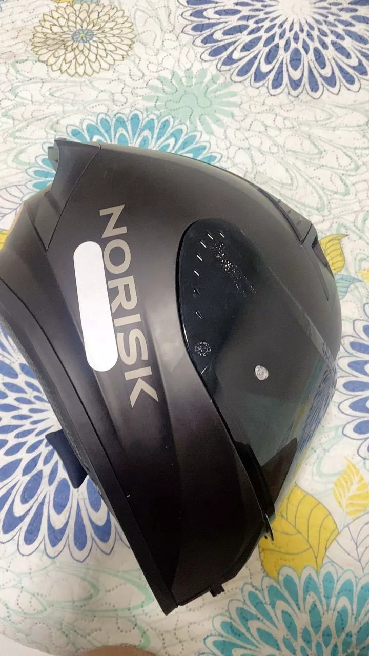 Vista superior do capacete Norisk Razor preto fosco mostrando as saídas de ar