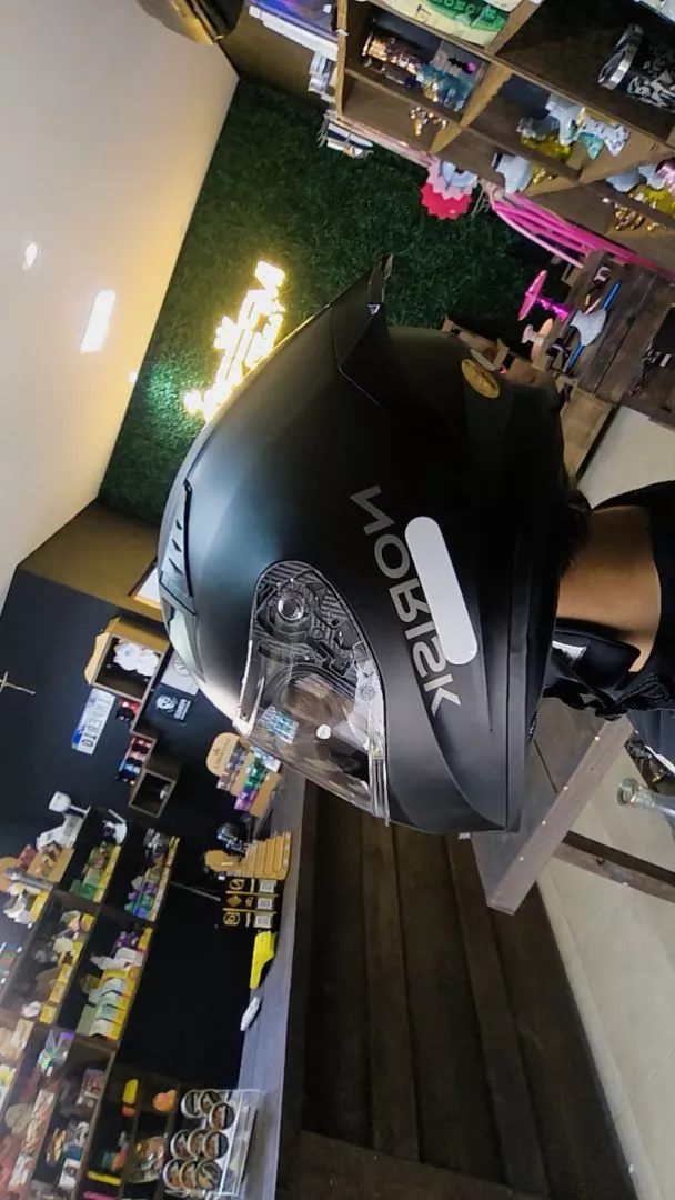 Vista lateral do capacete Norisk Razor preto fosco usado pelo cliente