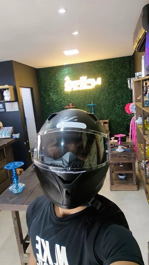 Cliente vestindo o capacete Norisk Razor preto fosco com viseira fechada