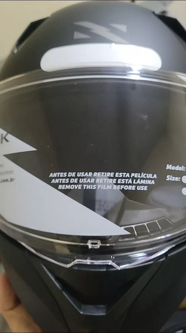 Detalhe da viseira cristal do capacete Norisk Razor com película de proteção