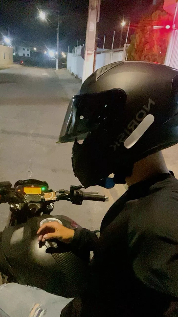 Motociclista usando o capacete Norisk Razor preto fosco durante pilotagem noturna