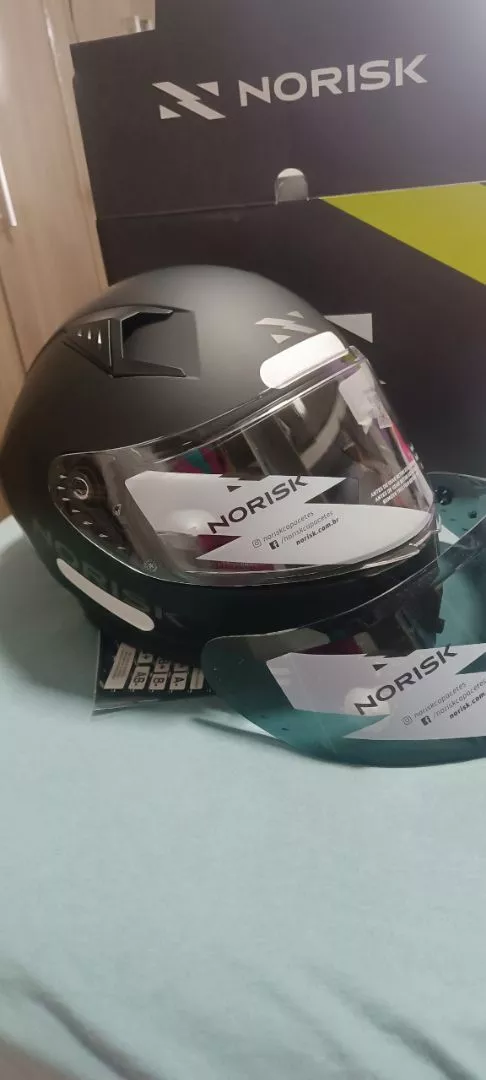 Capacete Norisk Razor preto fosco recebido pelo cliente ao lado da caixa original