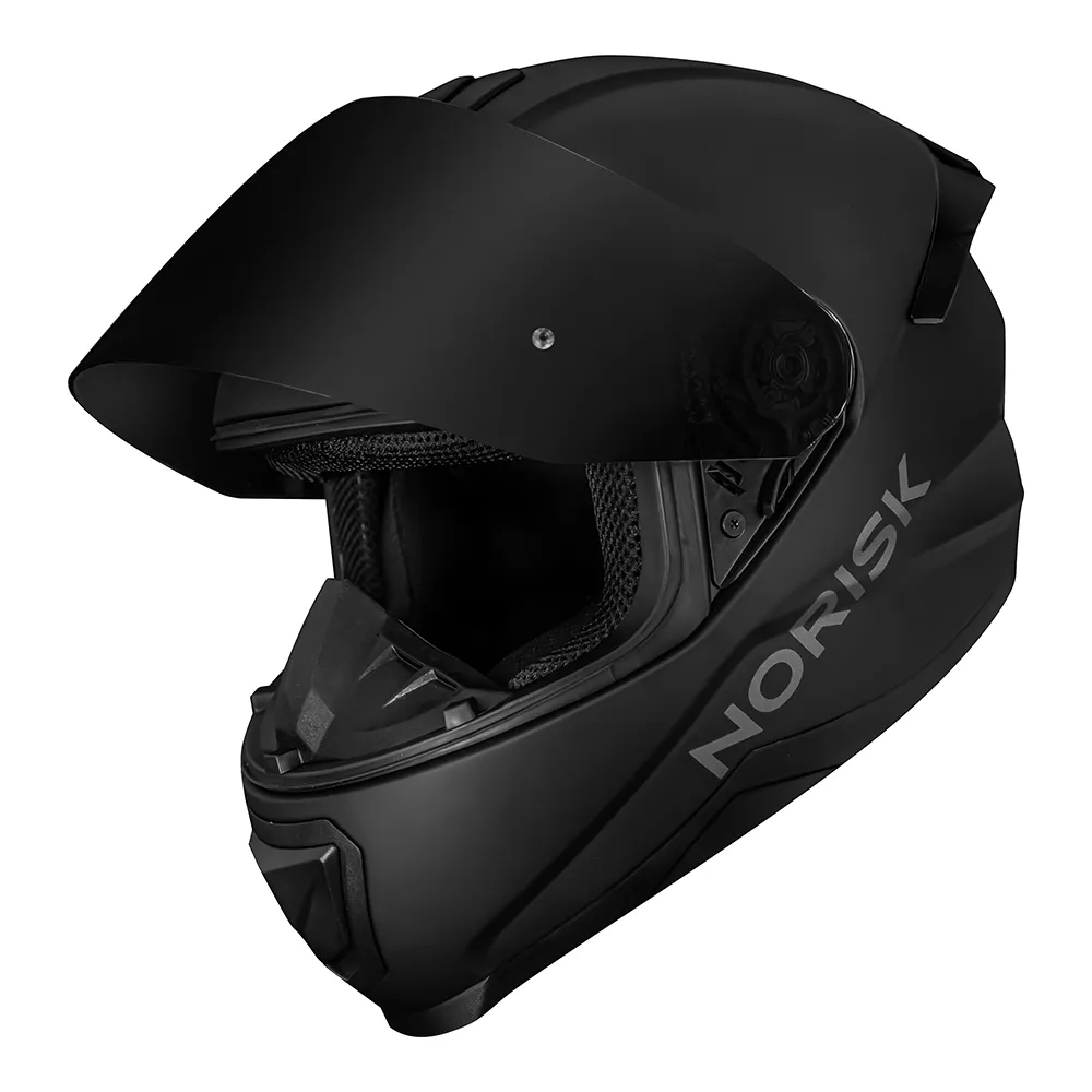 Capacete Norisk Razor preto fosco em perspectiva com viseira aberta